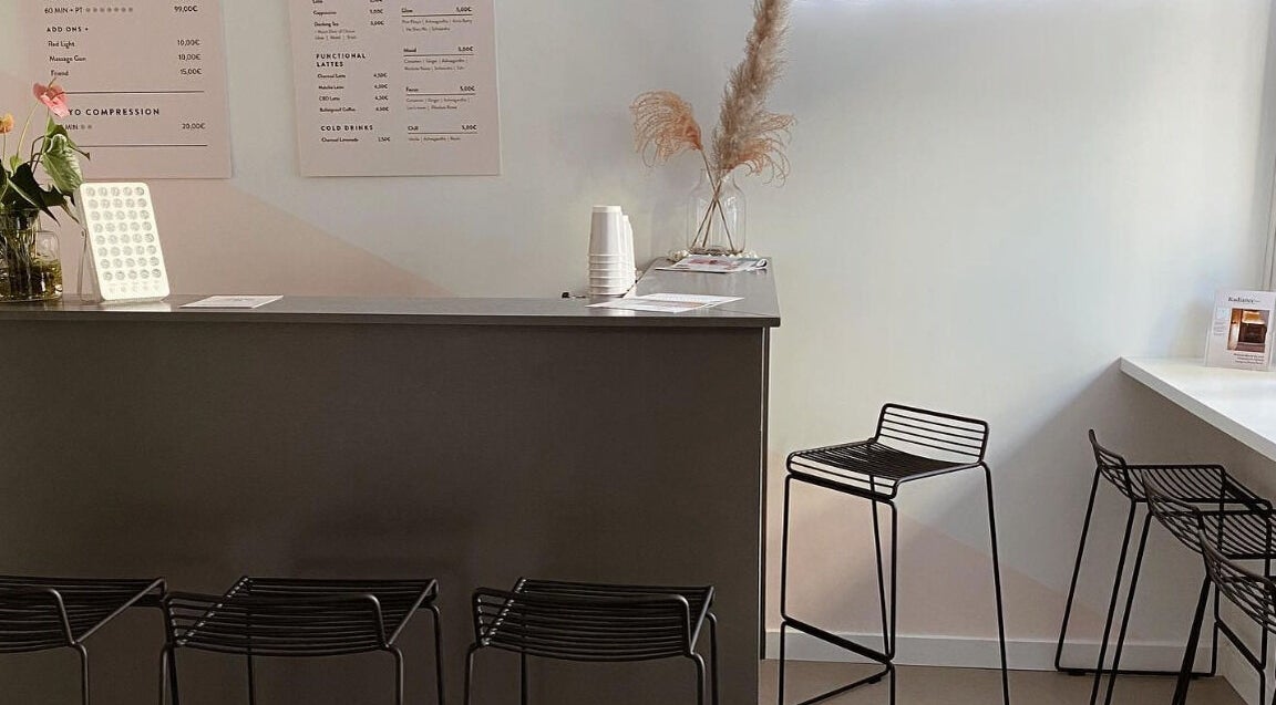 Moderner Empfangsbereich im Radiance Bar, Hamburg, mit eleganter Dekoration und Sitzgelegenheiten.