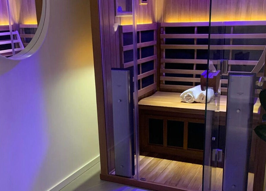 Infrarotkabine bei Radiance Bar, Hamburg, Hamburg, DE. Luxuriöse Entspannungsatmosphäre mit warmem Licht.