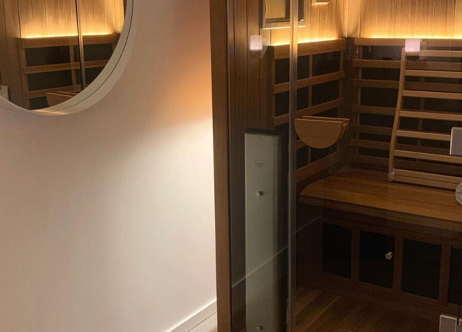 Entspannende Sauna bei Radiance Bar, Hamburg, Hamburg, DE, mit warmer Holzausstattung und weichem Licht.