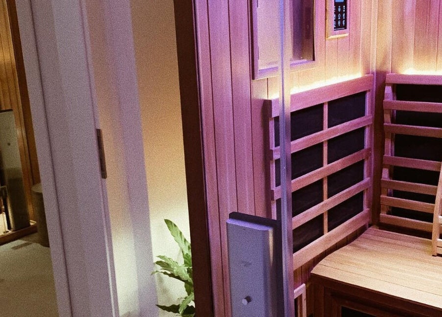 Moderne Sauna bei Radiance Bar, Hamburg, Hamburg, DE, mit beruhigender Beleuchtung.