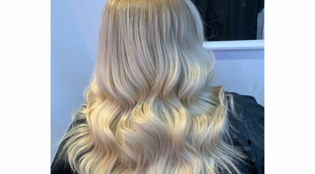 Stephanie Mcveigh Hair at Glossup kép 2