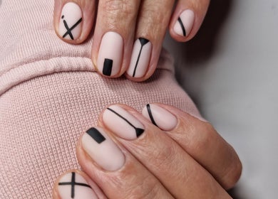 Elegant minimalist manicure at Atelier Yurga in Chipping Norton, England, GB. Stylish and modern nail art.
