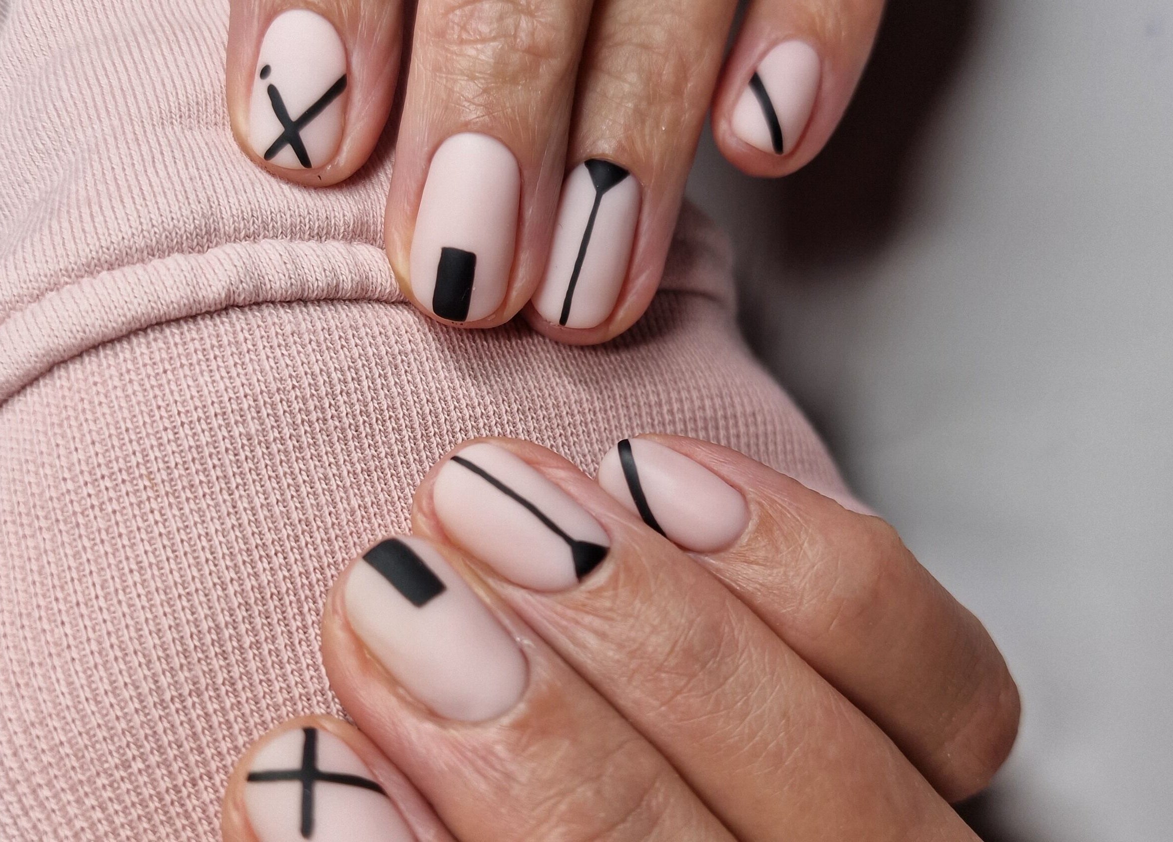 Elegant minimalist manicure at Atelier Yurga in Chipping Norton, England, GB. Stylish and modern nail art.