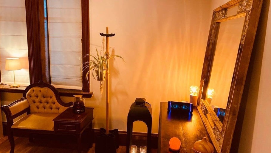 Old Shanghai remedial massage, bilde 1