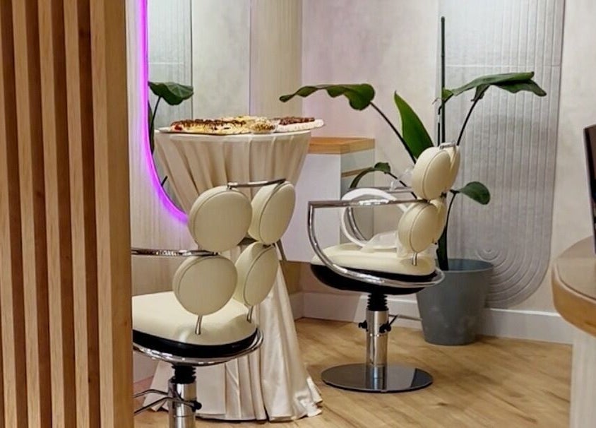 Interior elegant la Simplicaté Formidable, Focșani, Romania, RO, cu scaune stilate și decor natural.