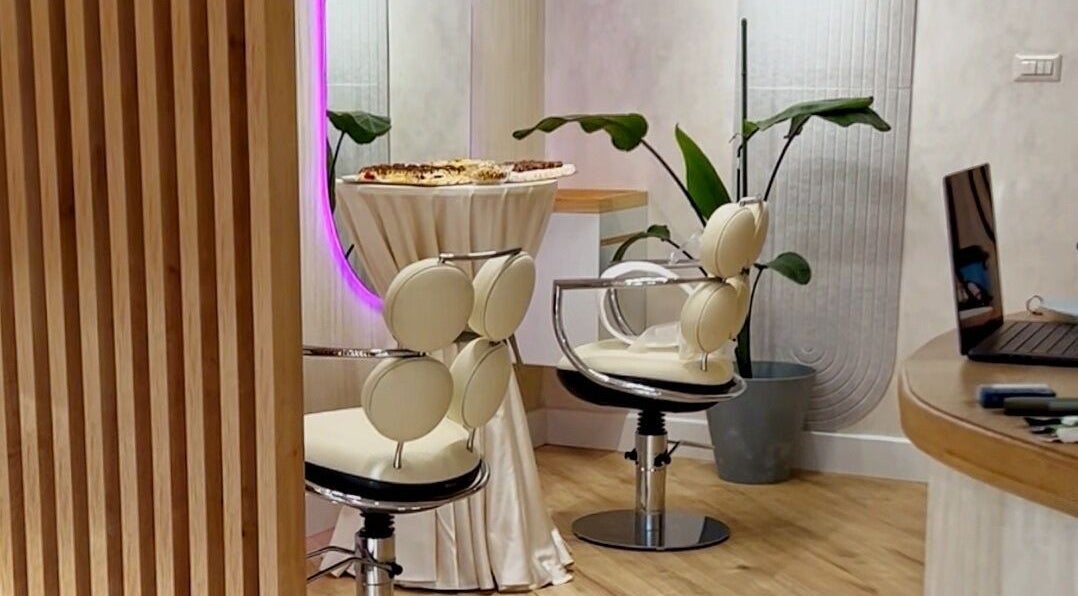 Interior elegant la Simplicaté Formidable, Focșani, Romania, RO, cu scaune stilate și decor natural.