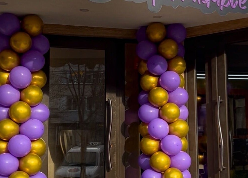 Intrare Simplicaté Formidable, decorată cu baloane mov și aurii, Focșani, Romania, RO.