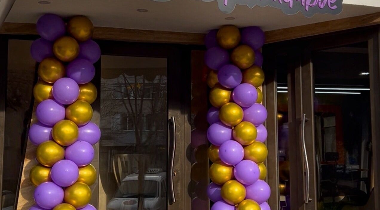 Intrare Simplicaté Formidable, decorată cu baloane mov și aurii, Focșani, Romania, RO.