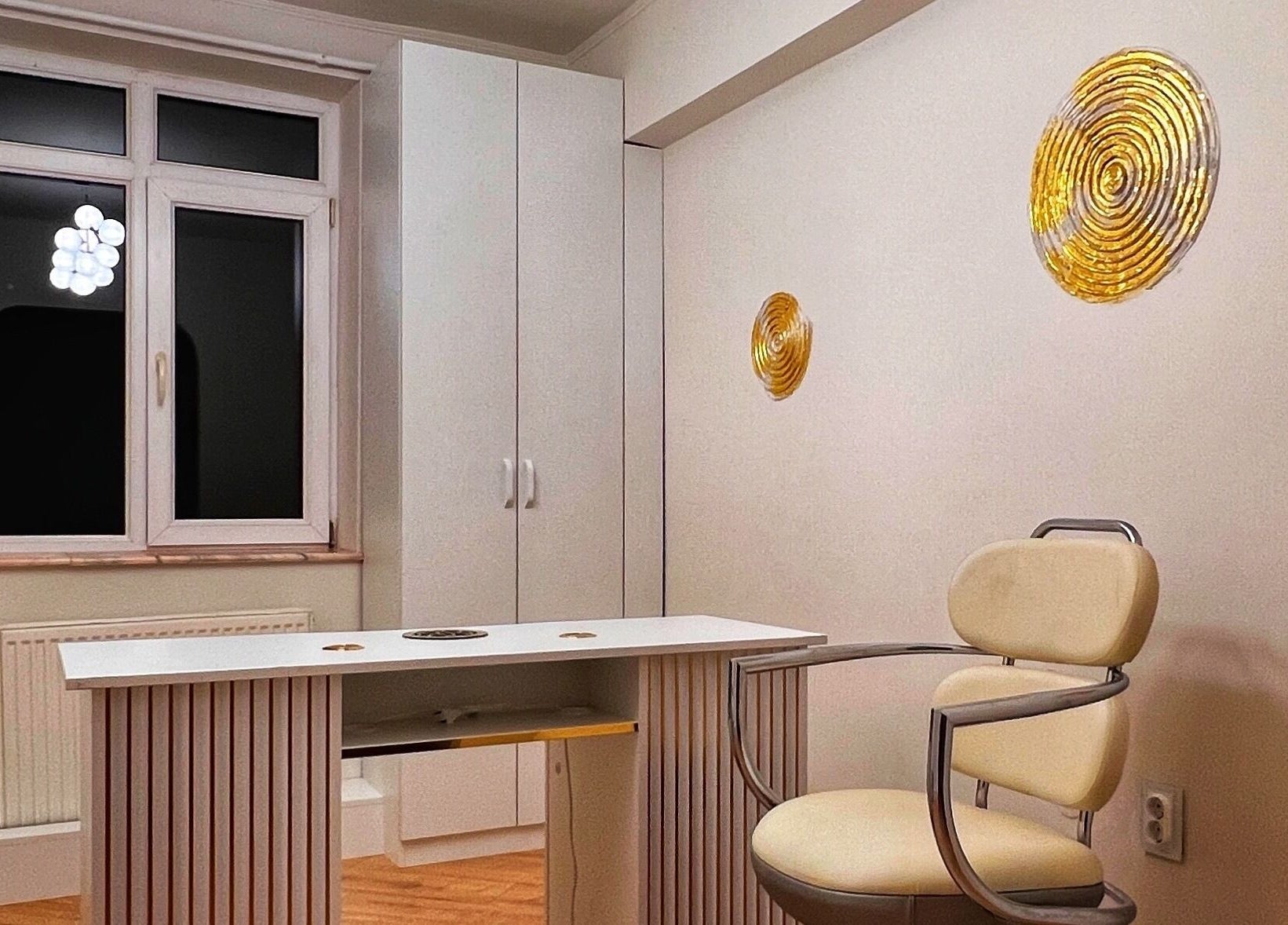 Interior elegant la Simplicaté Formidable, Focșani, Romania, RO. Decor modern cu accente aurii și mobilier confortabil.