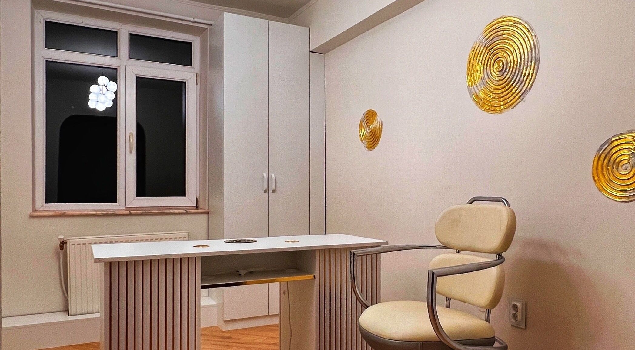 Interior elegant la Simplicaté Formidable, Focșani, Romania, RO. Decor modern cu accente aurii și mobilier confortabil.