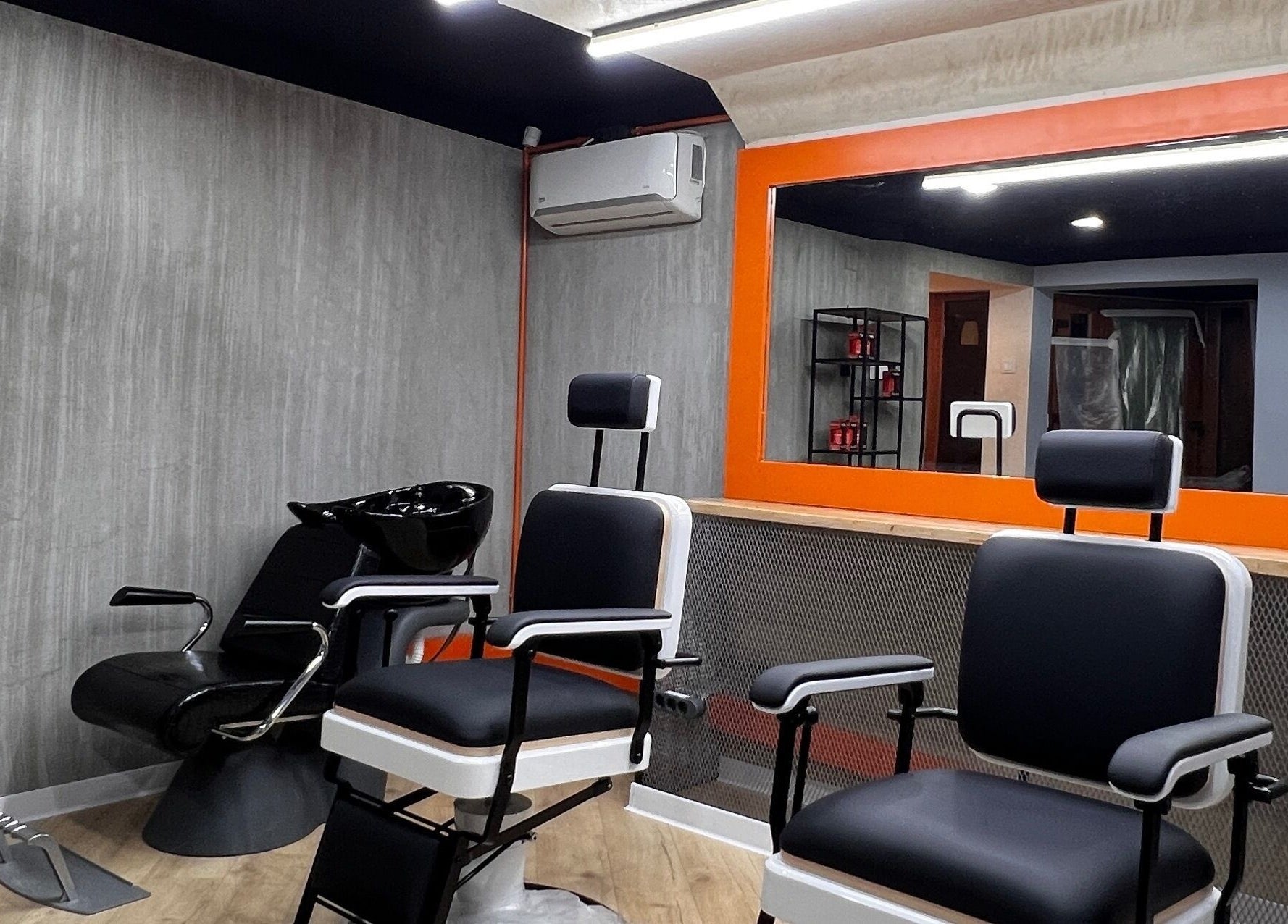 Scaune moderne la Simplicaté Formidable, Focșani, Romania, RO, pentru o experiență de salon rafinată.