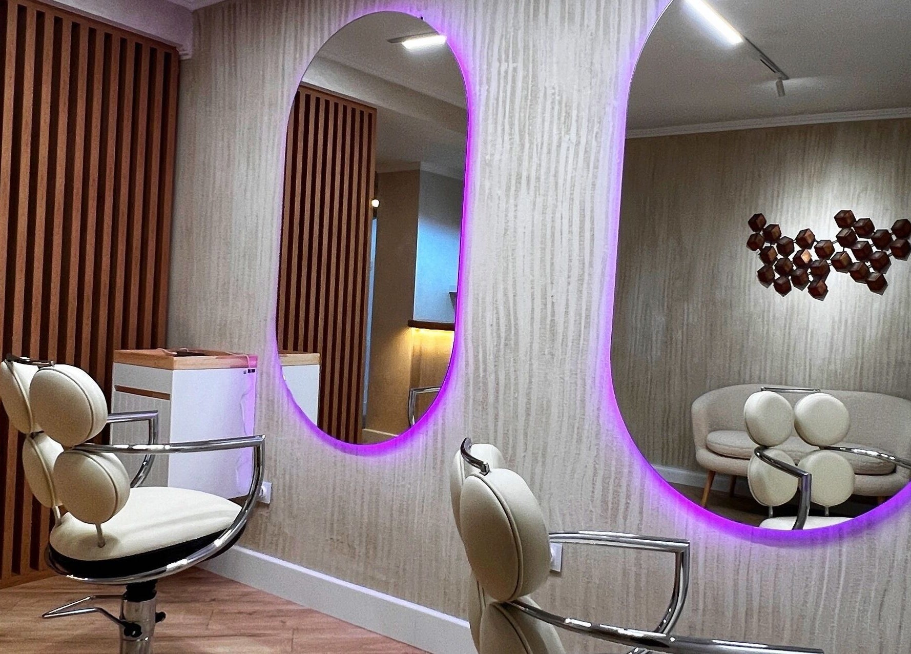 Interior modern la Simplicaté Formidable, Focșani, Romania, cu oglinzi și scaune stilate.