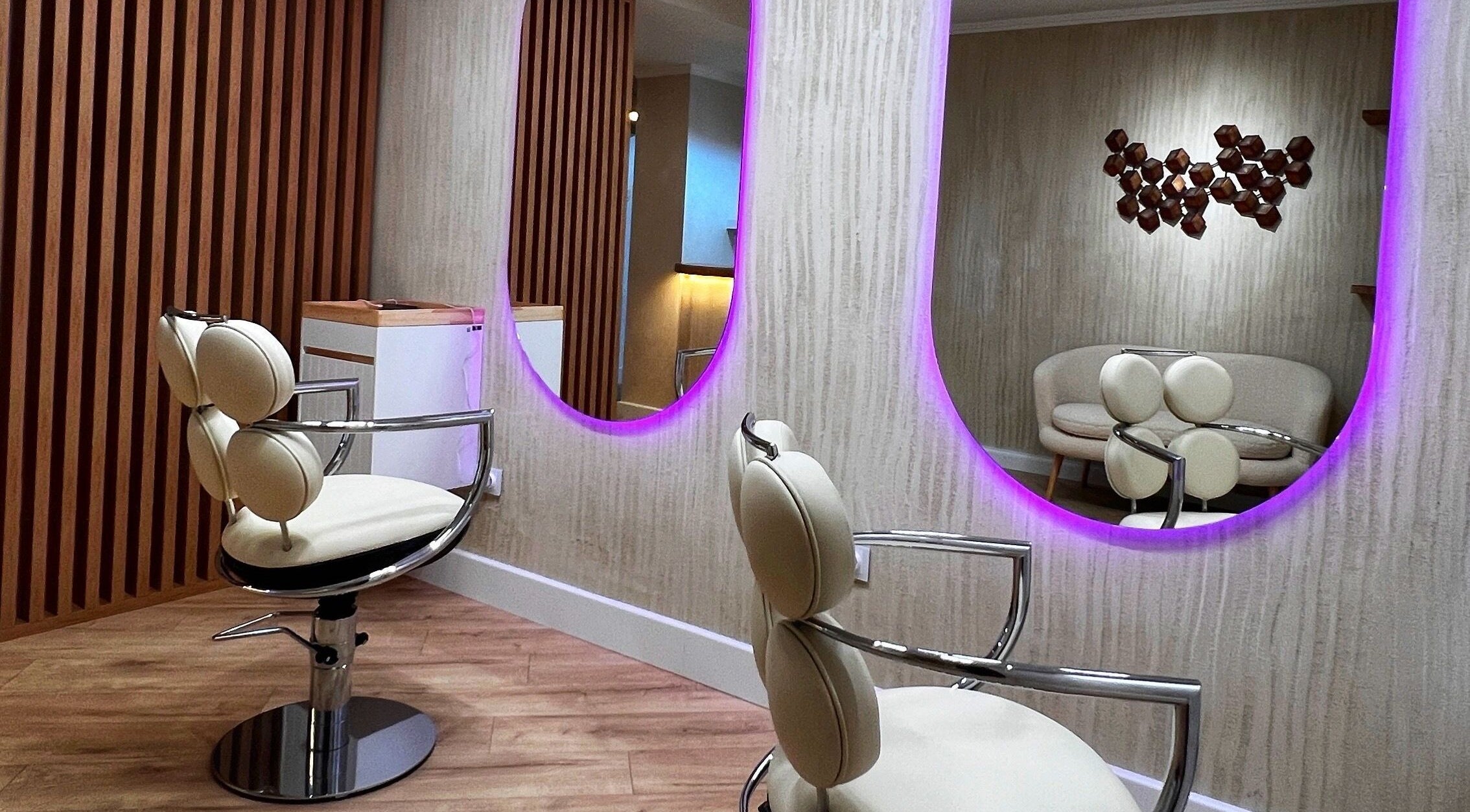 Interior modern și elegant la Simplicaté Formidable, Focșani, Romania, RO, cu oglinzi și scaune de design.