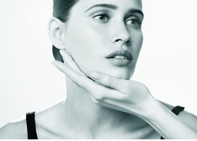 Porträt eines entspannten Gesichts bei LifeStudio, Dresden, Sachsen, DE, ideal für Hautpflegebehandlungen.