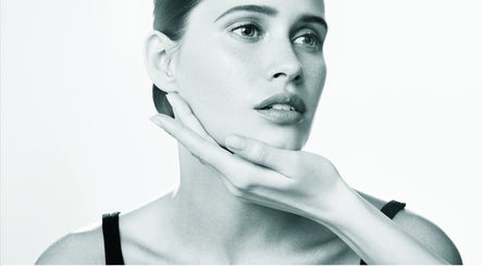 Porträt eines entspannten Gesichts bei LifeStudio, Dresden, Sachsen, DE, ideal für Hautpflegebehandlungen.