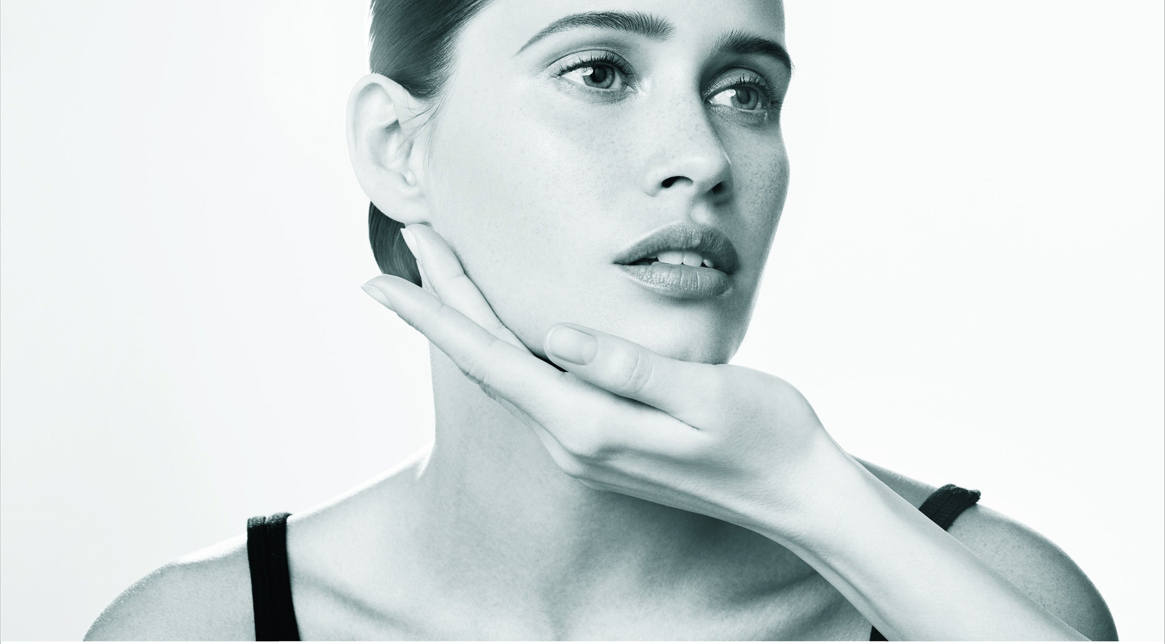 Porträt eines entspannten Gesichts bei LifeStudio, Dresden, Sachsen, DE, ideal für Hautpflegebehandlungen.