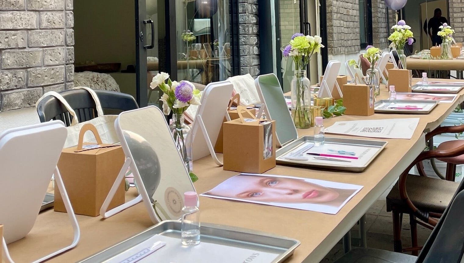 Mesa elegante en Londres Pro Space decorada con flores, espejos y kits, Ciudad De México, Ciudad De México, MX.