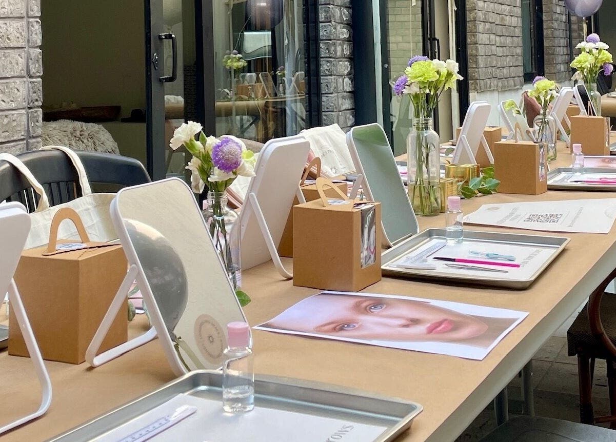 Mesa elegante en Londres Pro Space decorada con flores, espejos y kits, Ciudad De México, Ciudad De México, MX.