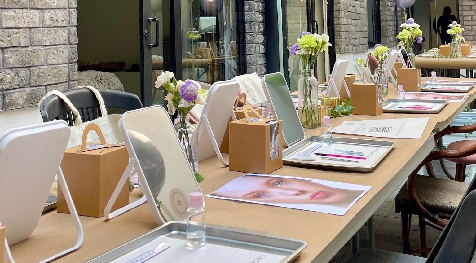 Mesa elegante en Londres Pro Space decorada con flores, espejos y kits, Ciudad De México, Ciudad De México, MX.