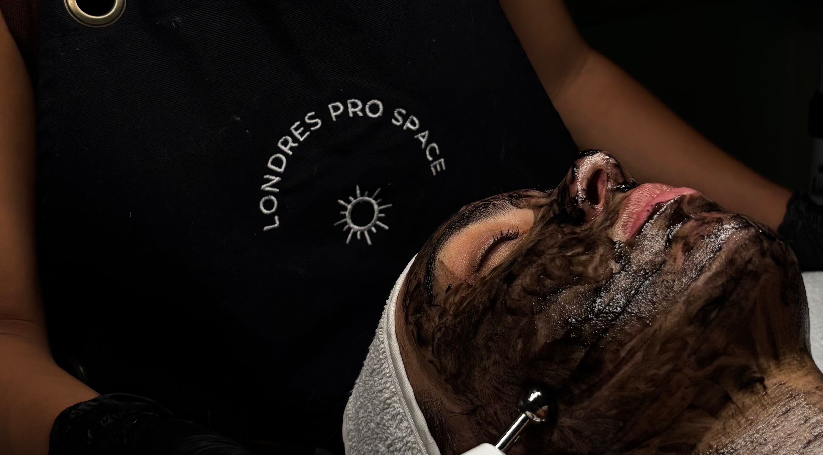 Tratamiento facial en Londres Pro Space, Ciudad De México, MX con mascarilla de barro y equipo moderno.