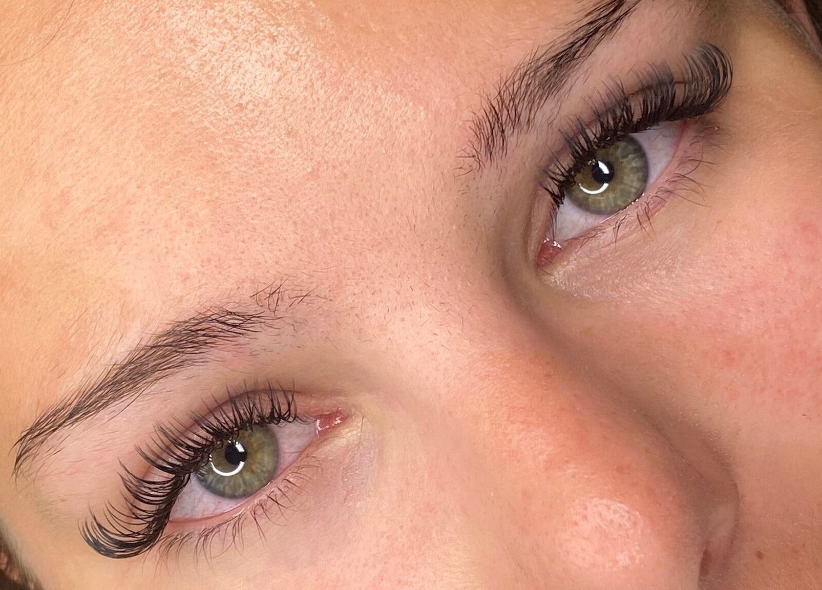 Pestañas postizas en Londres Pro Space, Ciudad De México. Look llamativo y elegante para realzar la belleza natural.