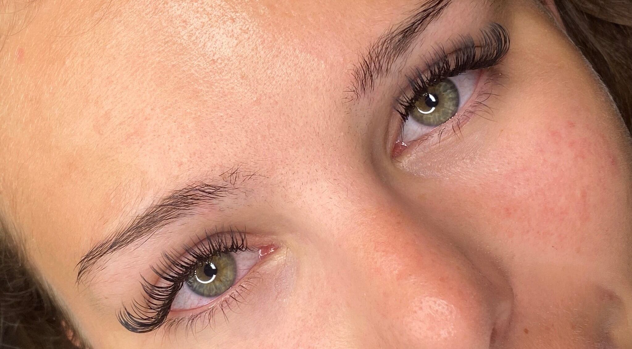 Pestañas postizas en Londres Pro Space, Ciudad De México. Look llamativo y elegante para realzar la belleza natural.