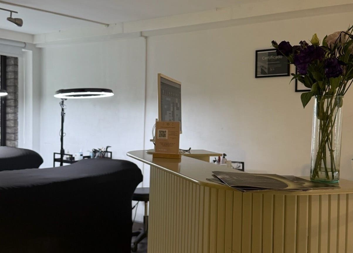 Interior moderno de Londres Pro Space en Ciudad De México, MX, con decoración elegante y equipos de belleza.