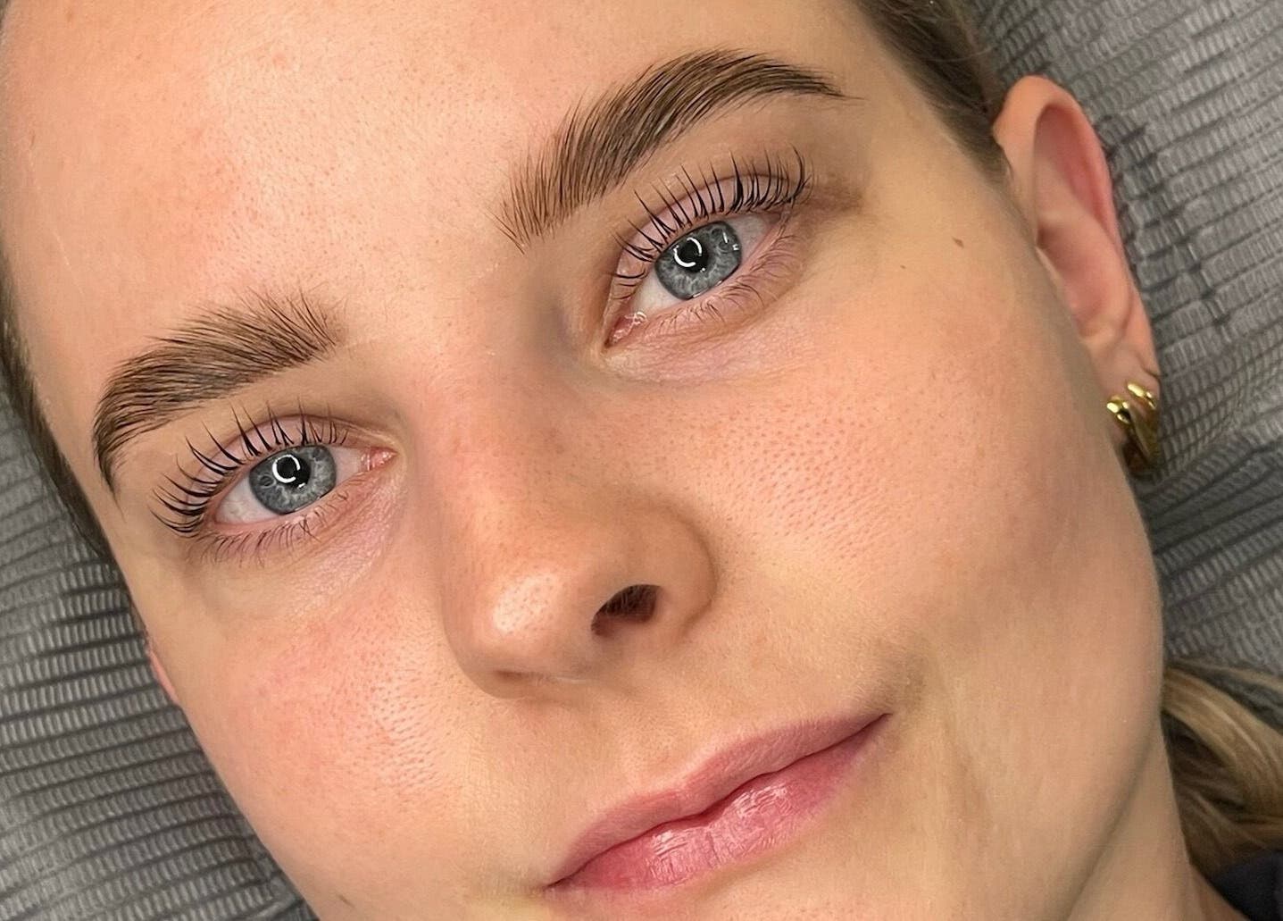 Primer plano de rostro con cejas cuidadas en Londres Pro Space, Ciudad De México, MX.