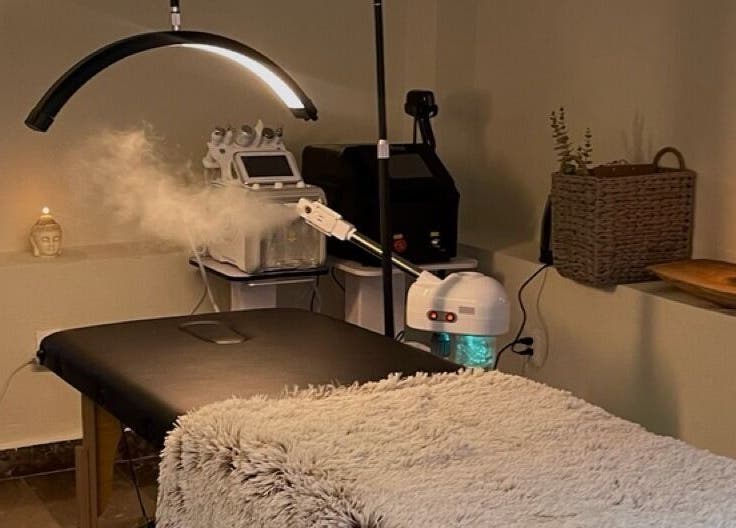 Sala de tratamientos en Londres Pro Space, Ciudad De México, con vapor y luz tenue para relajación.