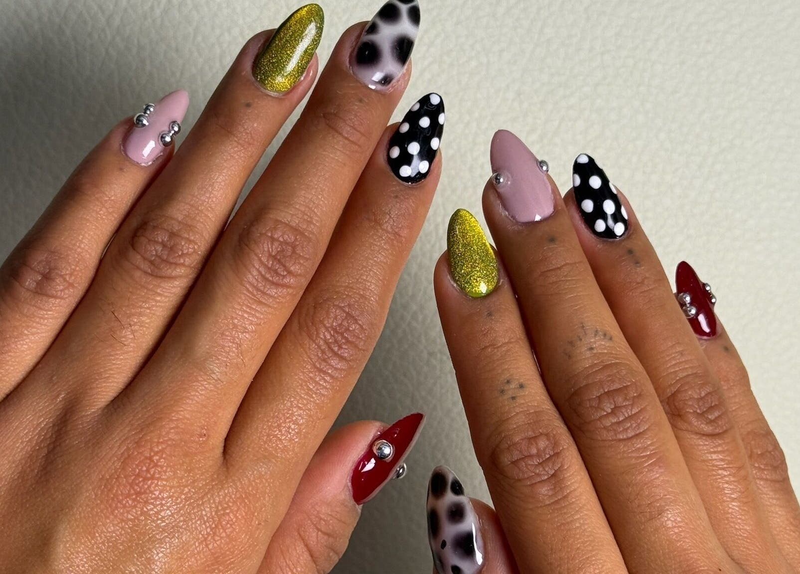 Manicura colorida con diseño único en Londres Pro Space, Ciudad De México, Ciudad De México, MX.