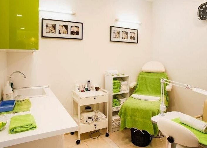 LE STUDIO beauty room in Rīga, LV, featuring green accents and a relaxing treatment chair.