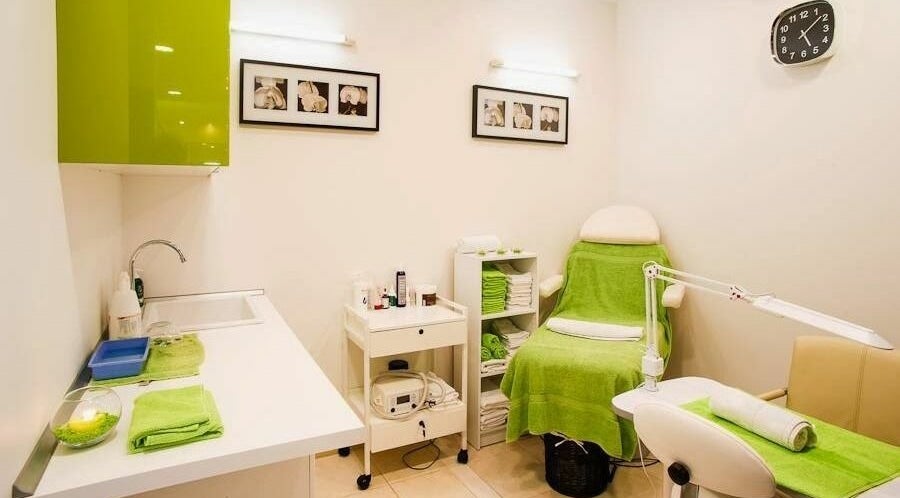 LE STUDIO beauty room in Rīga, LV, featuring green accents and a relaxing treatment chair.