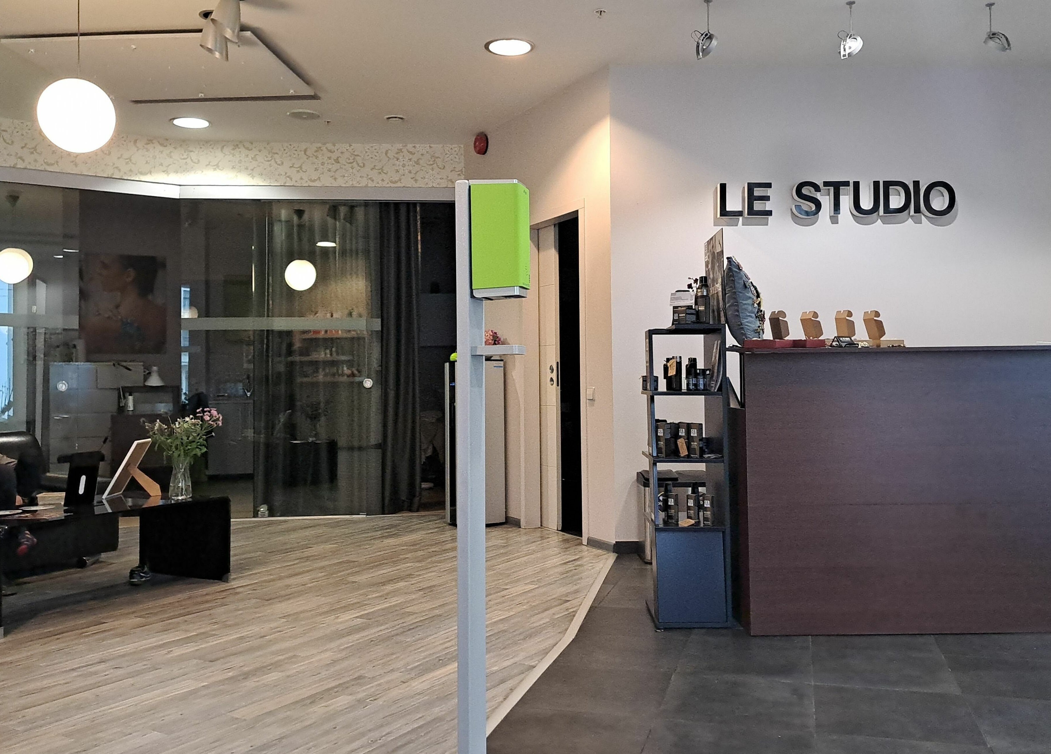 Reception area of LE STUDIO in Rīga, LV with cozy seating and elegant decor.