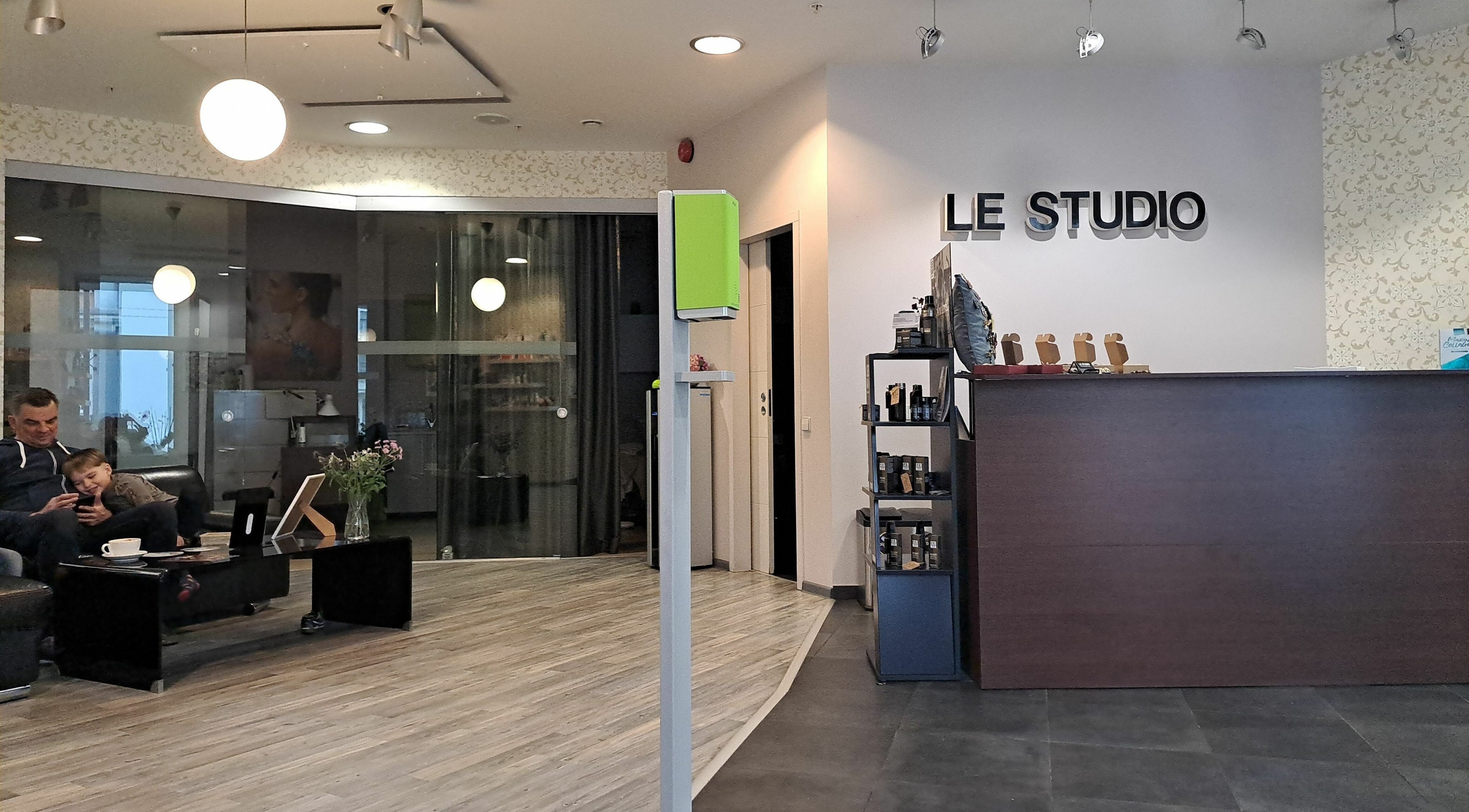 Reception area of LE STUDIO in Rīga, LV with cozy seating and elegant decor.
