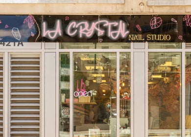 La Crystal Studio - 421 A Cumberland Street, Ottawa, Ontario, CA: Elegant storefront with floral decor.
