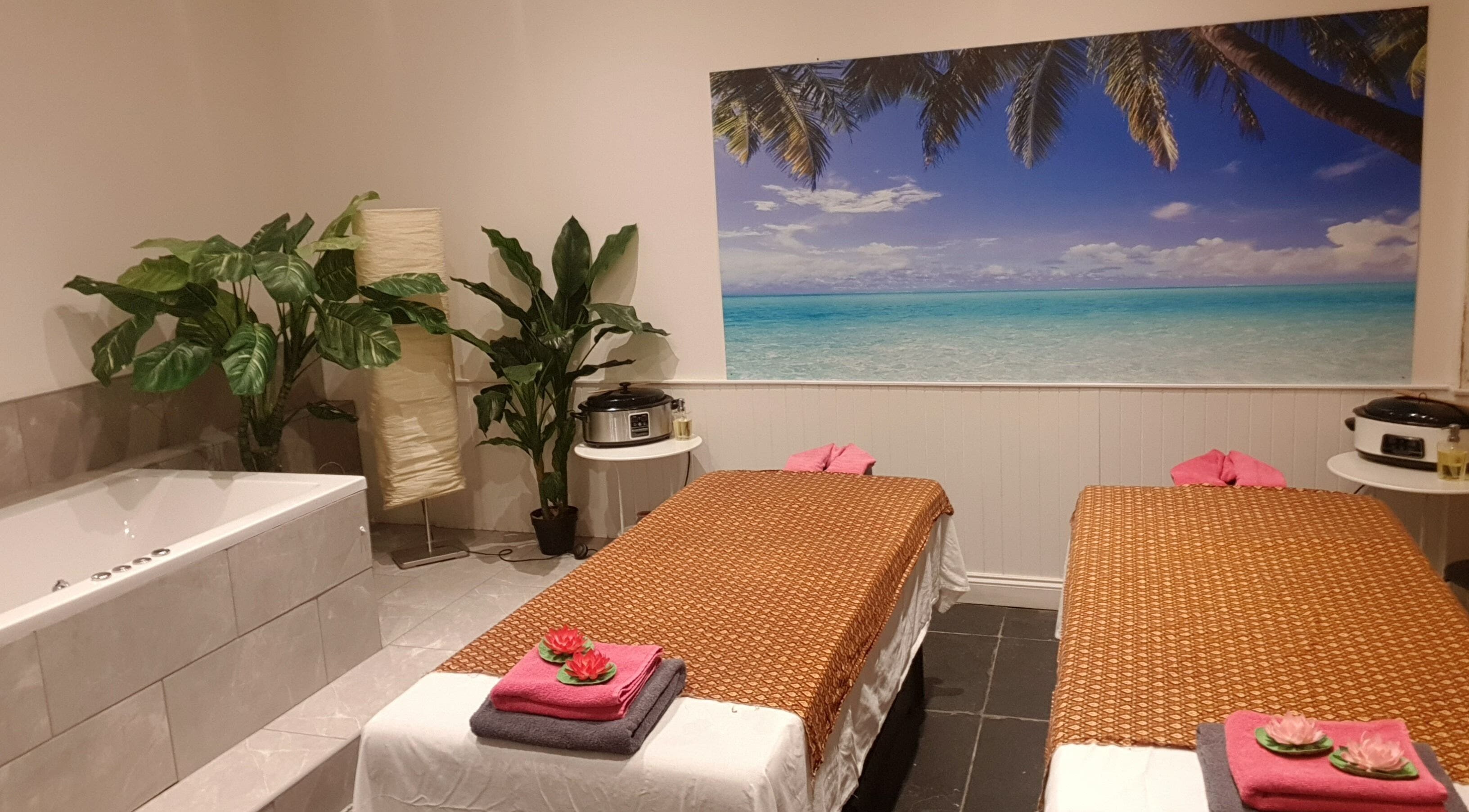 Relaxing spa room at Spa Diamond Derby, Derby, England, GB with tropical decor and cozy massage tables.
