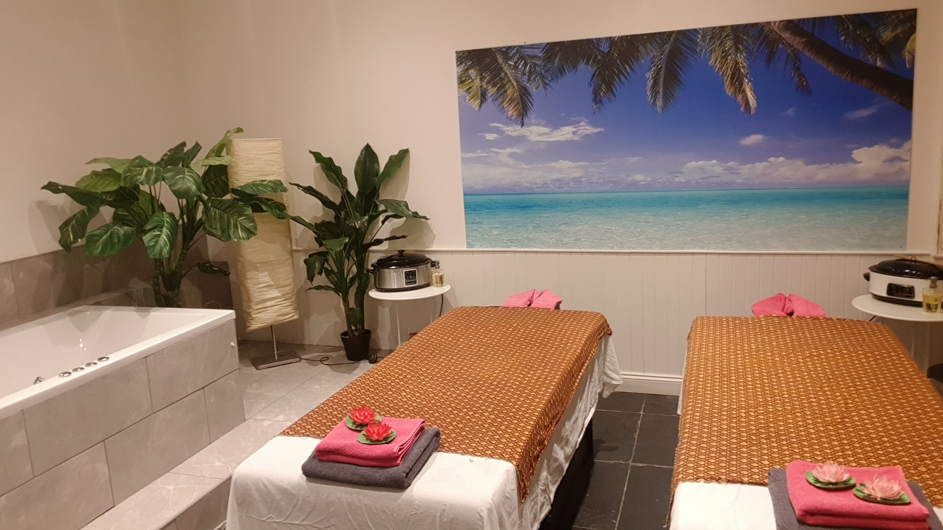 Relaxing spa room at Spa Diamond Derby, Derby, England, GB with tropical decor and cozy massage tables.