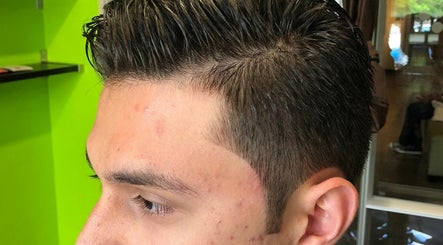 hình ảnh 3 của J.R the Barber