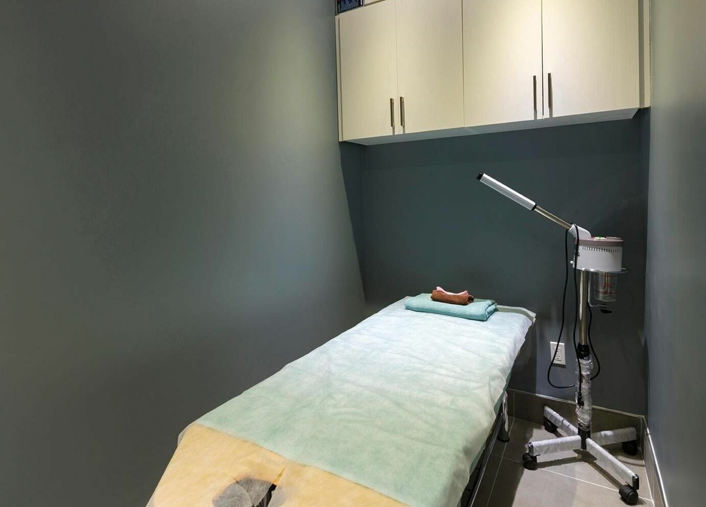 Therapy room at Glowin’ Nails & Spa in Aurora, Ontario, CA, featuring a massage table and calming ambiance.