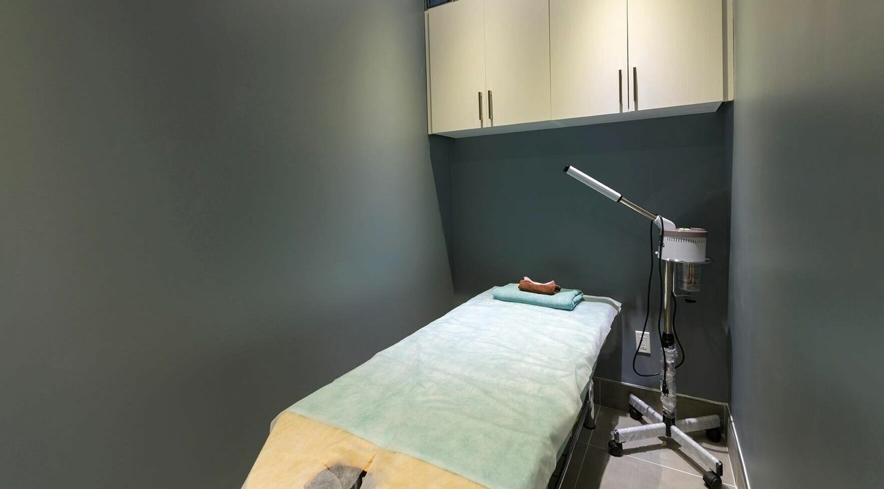 Therapy room at Glowin’ Nails & Spa in Aurora, Ontario, CA, featuring a massage table and calming ambiance.