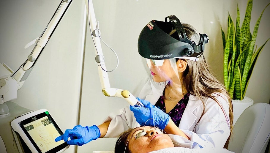 Profesional realizando tratamiento láser en Biosense Clinica Laser - La Molina, La Molina, Provincia De Lima, PE.