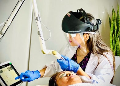 Profesional realizando tratamiento láser en Biosense Clinica Laser - La Molina, La Molina, Provincia De Lima, PE.