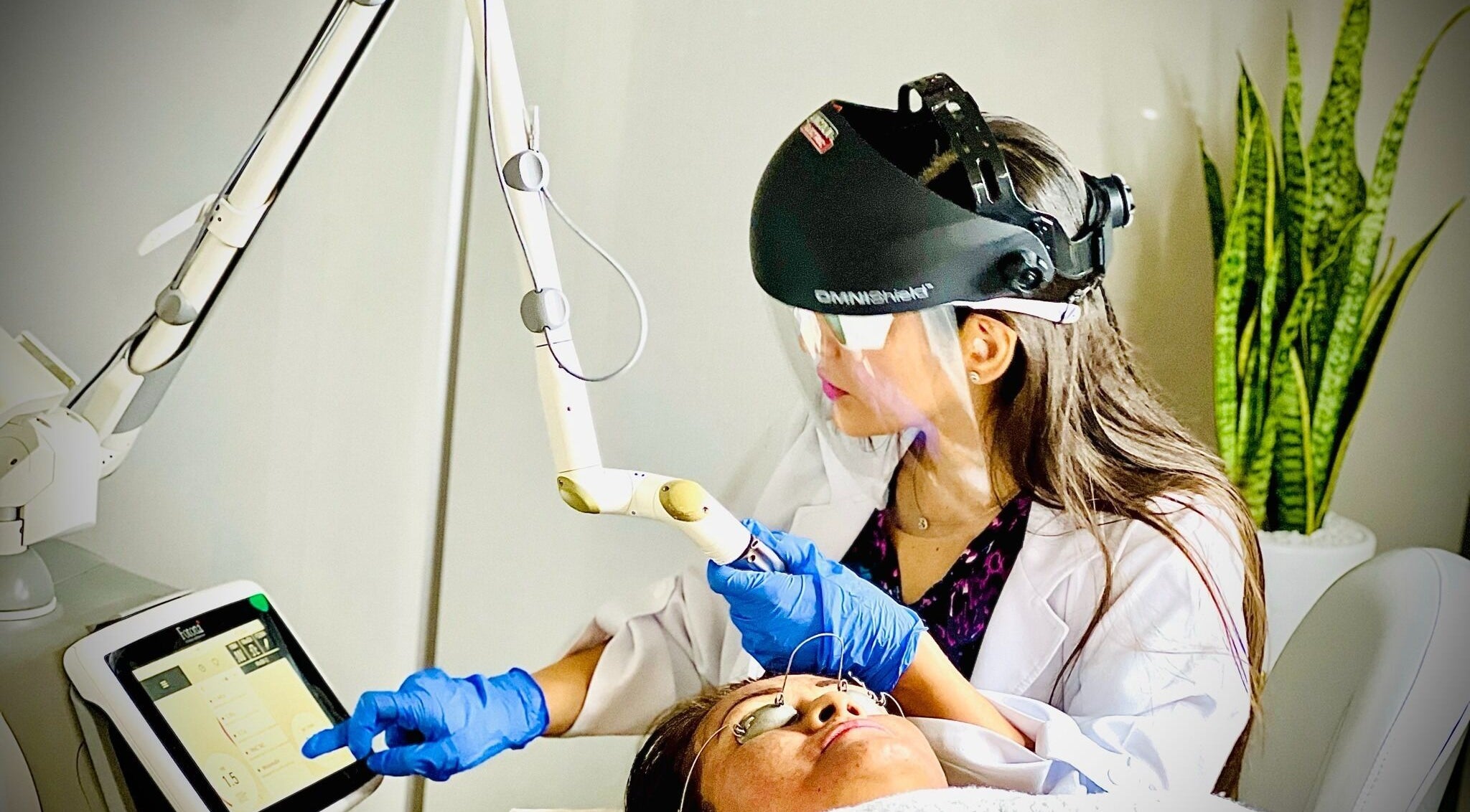 Profesional realizando tratamiento láser en Biosense Clinica Laser - La Molina, La Molina, Provincia De Lima, PE.