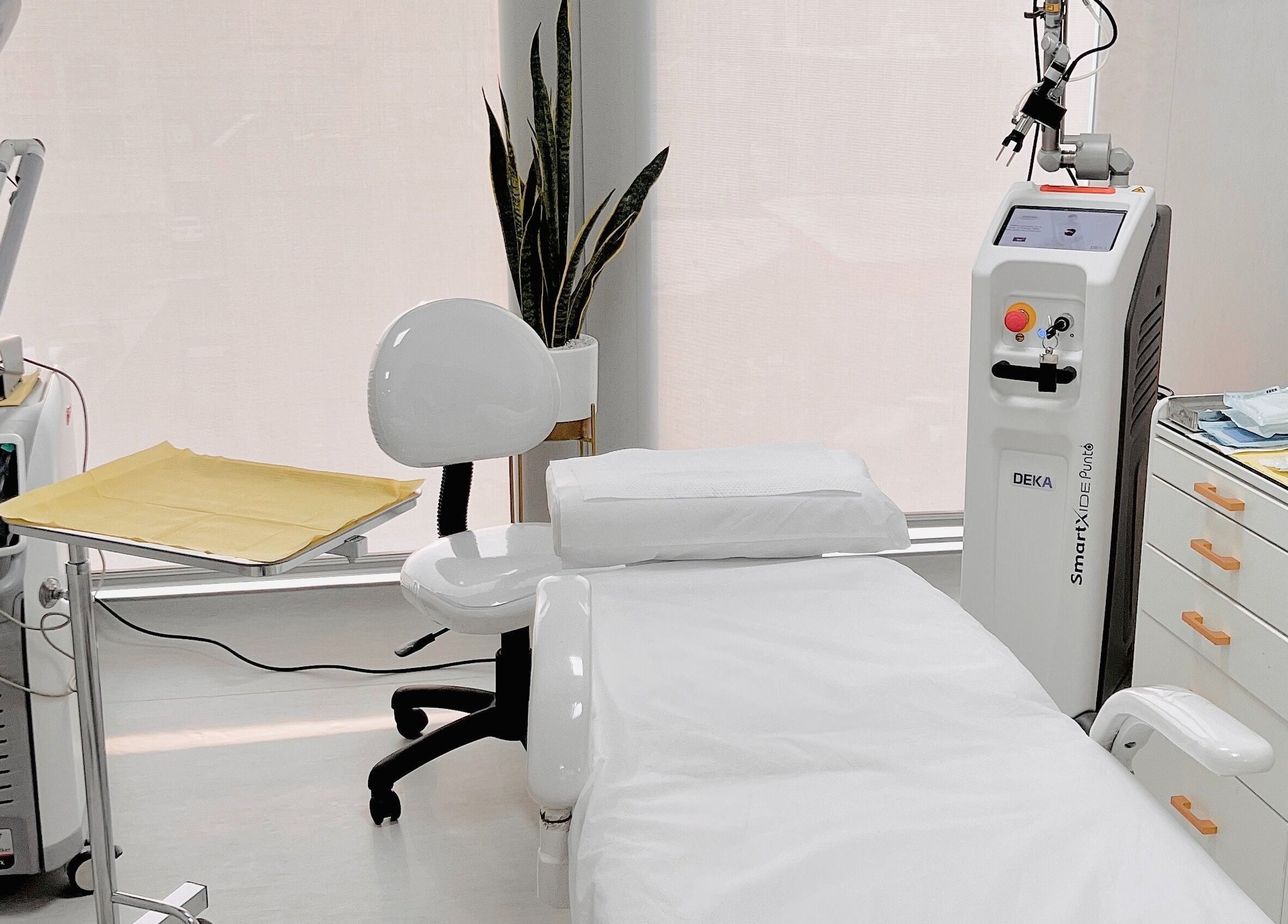 Sala de tratamiento en Biosense Clinica Laser - La Molina, La Molina, Provincia De Lima, PE con equipo láser moderno.