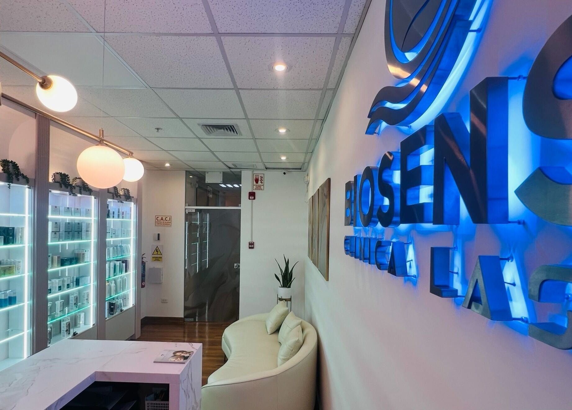 Recepción de Biosense Clinica Laser - La Molina, en La Molina, Provincia De Lima, PE. Elegancia y modernidad.