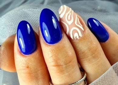 Mona Nails and Beauty Studio w Wellingborough prezentuje stylowy manicure z niebieskim błyskiem.
