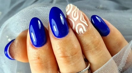 Mona Nails and Beauty Studio w Wellingborough prezentuje stylowy manicure z niebieskim błyskiem.