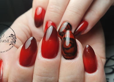 Stylowe czerwone paznokcie w Mona Nails and Beauty Studio, Wellingborough, England, GB.