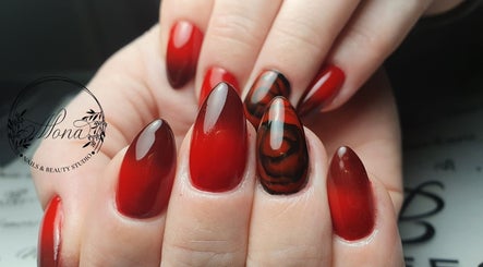 Stylowe czerwone paznokcie w Mona Nails and Beauty Studio, Wellingborough, England, GB.