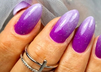 Stylowe fioletowe paznokcie w Mona Nails and Beauty Studio, Wellingborough, England, GB.